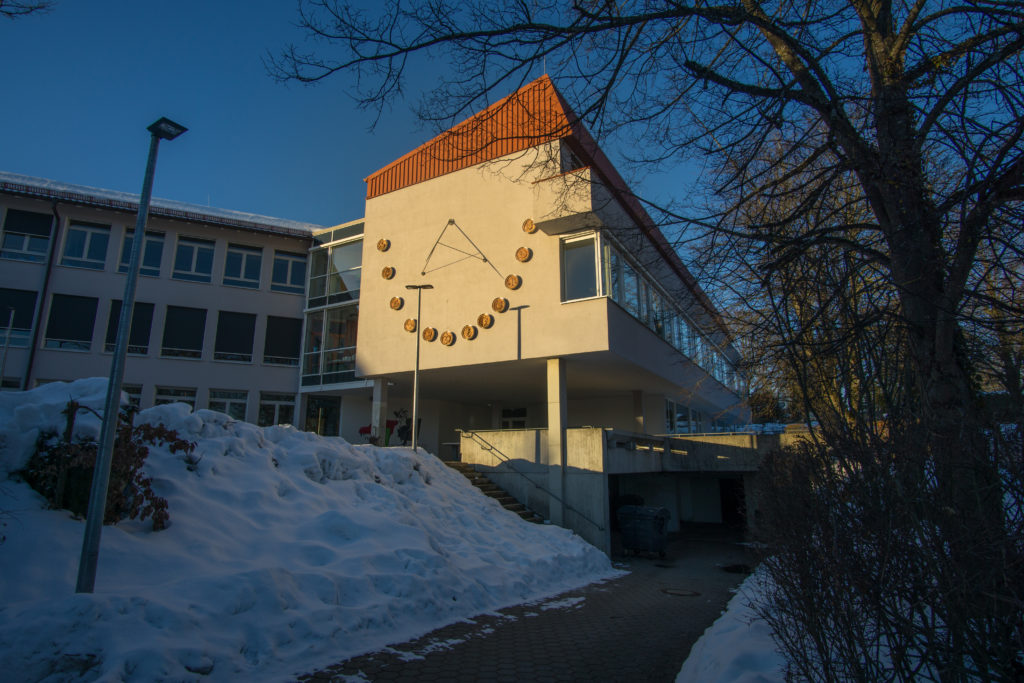 Die Sonnenuhr und (unten) der Fahrradkeller