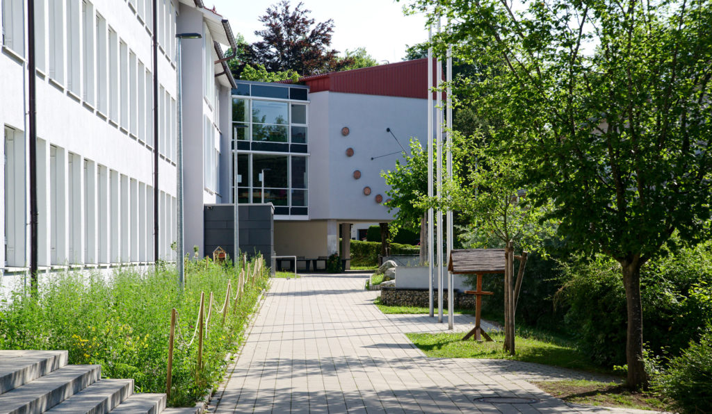 Blick auf die Sonnenuhr und die Bibliothek