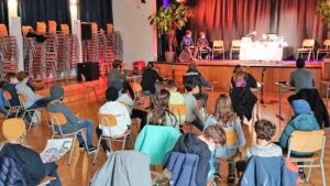 Gespannte Fans und Vorleser in der alten Aula