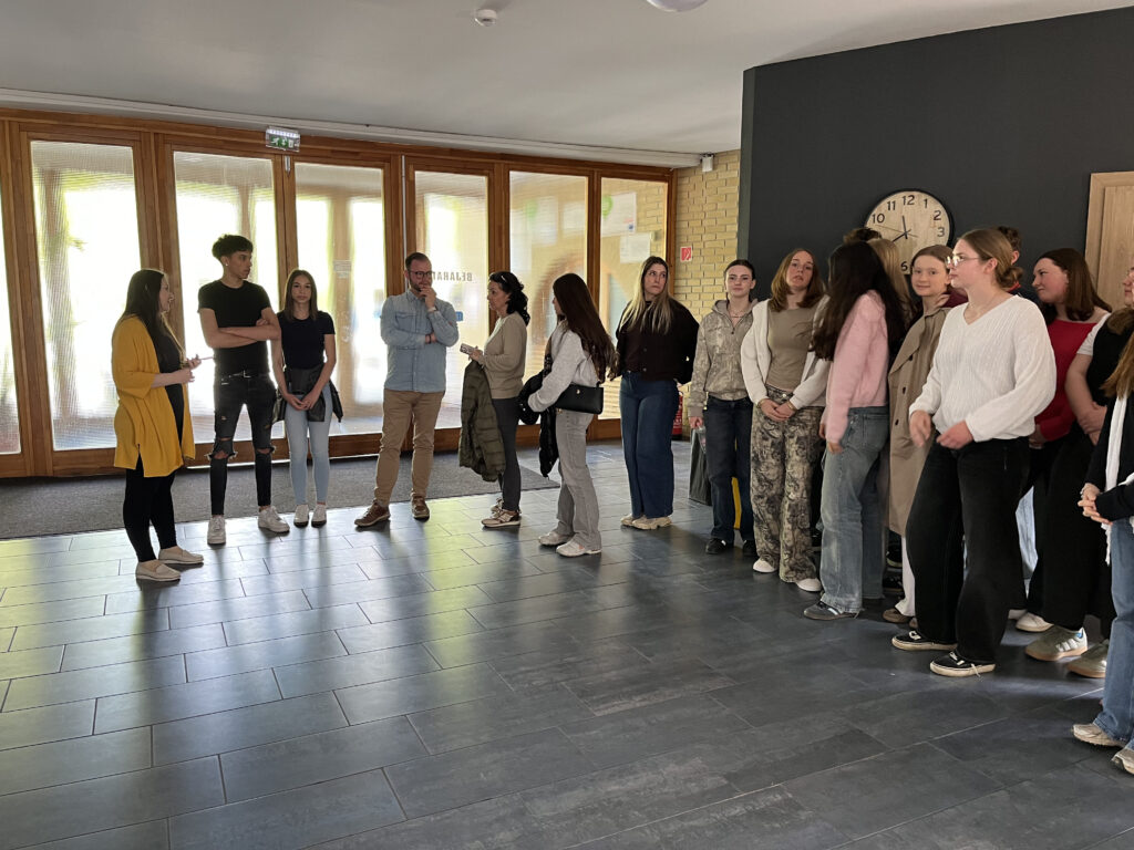 Schulhausführung durchs Gandhi Gymnasium mit Schülern der Schule