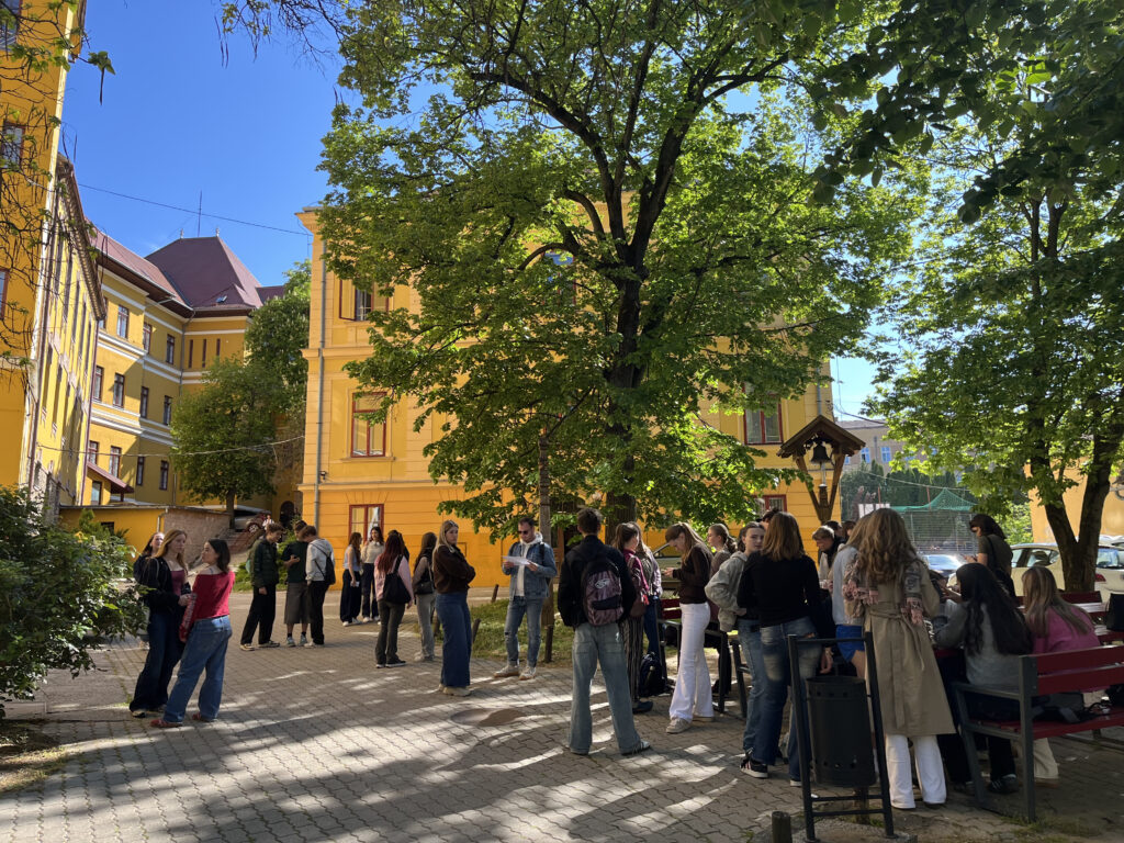 im Schulhof des Klára Löwey Gimnáziums
