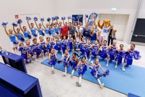 27.07.2026, München: Mit einem großen Schulsportfest auf dem Campus der Technischen Universität München (TUM) im Olympiapark eröffnen Kultusministerin Anna Stolz und Wissenschaftsminister Markus Blume gemeinsam mit der TUM, dem Bayerischen Landes-Sportverband, der Bayerischen Sportjugend sowie den erfolgreichen Teilnehmerinnen und Teilnehmern an Olympischen und Paralympischen Spielen Anna Schaffelhuber, Alexandra Burghardt und Dominik Klein die diesjährige Schulsport-Aktionswoche in Bayern. Foto: Matthias Balk/Bayerisches Staatsministerium für Unterricht und Kultus